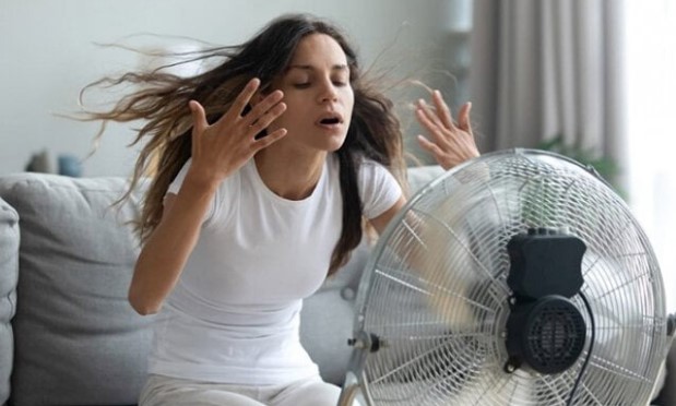 3 thói quen dùng quạt tưởng tiết kiệm nhưng 'ngốn' điện ngang điều hòa