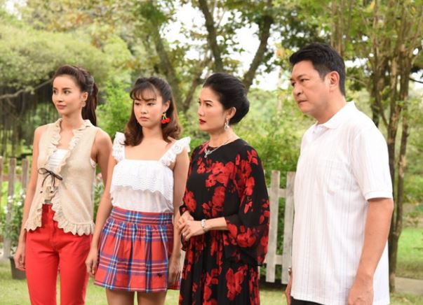 Nửa đêm có tiếng gõ cửa, nghe hàng xóm gọi kiểu ngọt sớt khiến tôi điếng người nhìn người bên cạnh anh