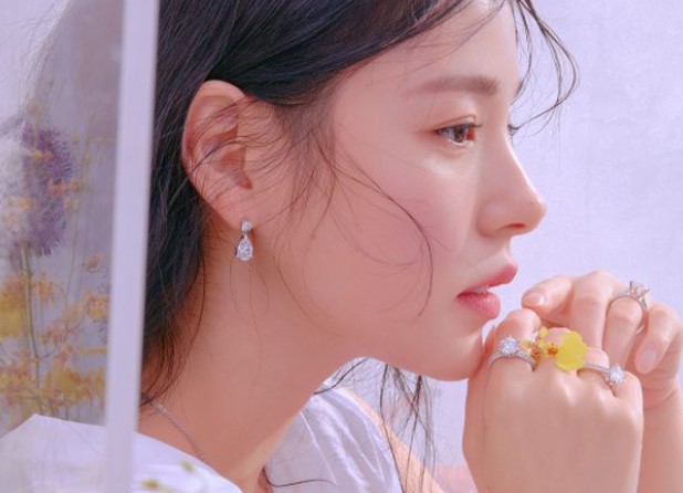 Chỉ vì thích chụp ảnh khi đi ăn ở nhà hàng mà chồng tôi đã giận dữ bỏ về, còn thốt một câu đẩy tôi vào tình thế oái oăm