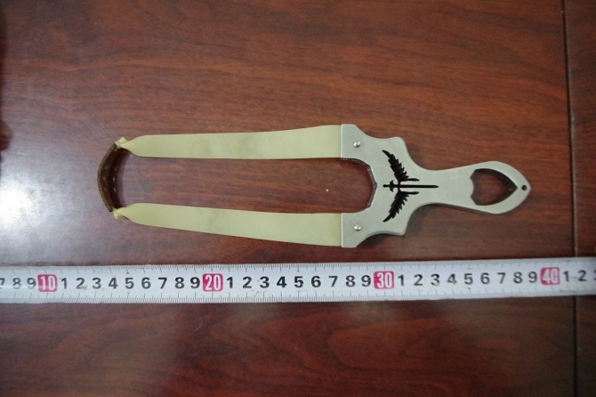 Liên tiếp xảy ra các vụ dùng ná thun bắn bi sắt nguy hiểm: Cần xử nghiêm