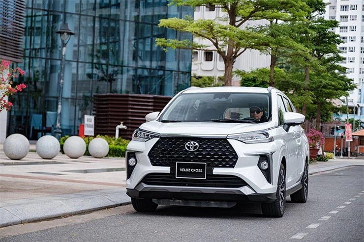 Giá xe Toyota Veloz Cross lăn bánh đầu tháng 7/2024 rẻ so kè Mitsubishi Xpander, hấp dẫn khách Việt ảnh 2