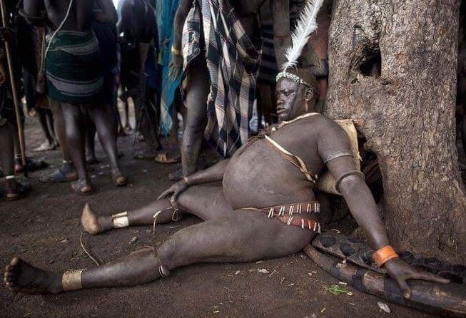 Bộ tộc kỳ lạ ở châu Phi: Vỗ béo đàn ông và dành sự tôn trọng suốt cuộc đời với nam giới bụng phệ