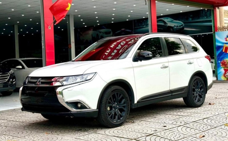 L&#x103;n b&#xE1;nh 4 n&#x103;m, Mitsubishi Outlander b&#xE1;n l&#x1EA1;i v&#x1EDB;i gi&#xE1; ngang m&#x1ED9;t chi&#x1EBF;c Hyundai Creta &#x27;&#x111;&#x1EAD;p h&#x1ED9;p&#x27;