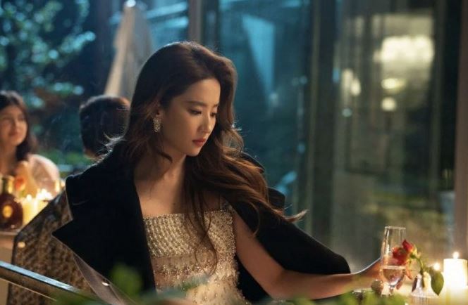 Chê vợ ở cữ, 2 tháng đi làm xa về thì choáng váng khi thấy em vừa chăm con vừa ngồi máy đếm tiền khủng