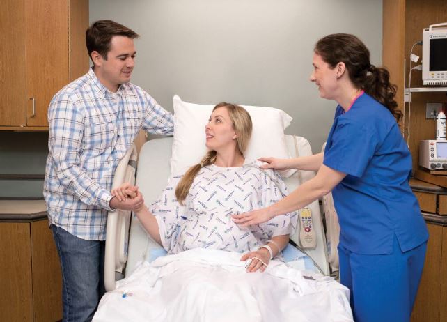 Vợ bực tức khi mang thai chồng vẫn thân thiết với chị hàng xóm, ngày đi đẻ chị ta tặng món quà kèm lá thư khiến cô 'lặng người'