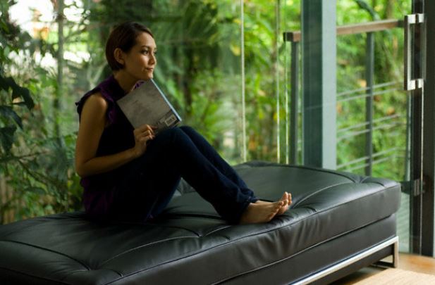 Dứt áo ra đi vì bị phản bội, nhưng người quỳ xuống van xin tôi đừng đi lại không phải là chồng