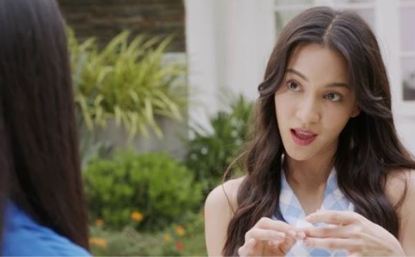 Hẹn bồ đi khách sạn, bống thấy vợ cúi mặt đi qua mà không đánh ghen, chồng và bồ hí hửng lên phòng nhưng vừa bước vào thì xém ngất