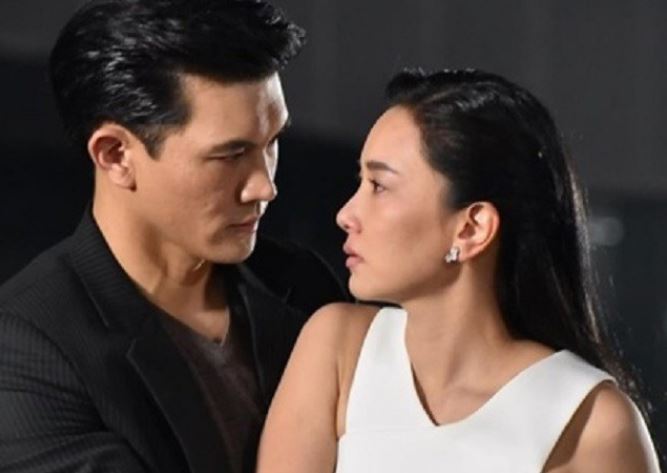 Thấy bóng lưng người phụ nữ quen thuộc nằm cạnh bên, trong hơi men tôi bàng hoàng khi thấy gương mặt cô ấy dưới ánh đèn le lói