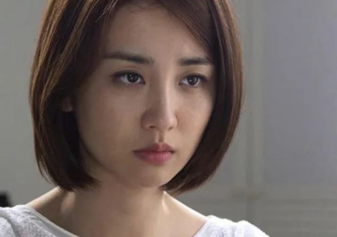 Thấy con dâu suốt ngày khóc lóc vì chồng có bồ, mẹ già 80 tuổi chống gậy đi đánh ghen thay con dâu vô cùng bá đạo