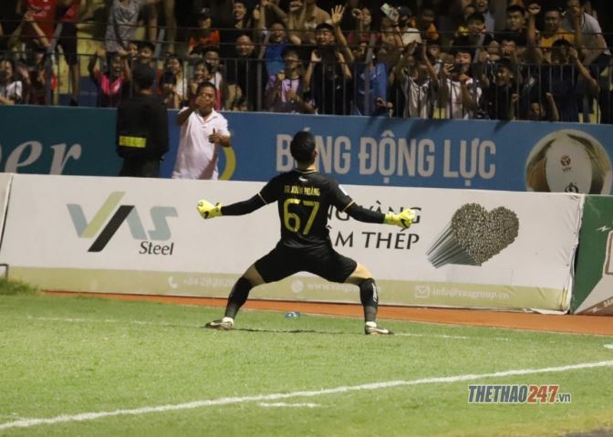 Thủ môn Thanh Hóa tiết lộ bất ngờ về pha đẩy penalty của Văn Quyết