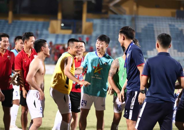 Cầu thủ Việt Nam giải nghệ ngay sau khi trụ hạng