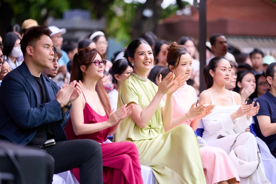 MC Mạnh Khang, nghệ sĩ Kim Oanh, hoa hậu Ngọc Hân, người đẹp HHVN Ngọc Mai, MC Phí Linh ngồi thưởng thức hòa nhạc ngoài trời tại Bảo tàng Mỹ thuật Việt Nam chiều 7/7. MC Mạnh Khang, nghệ sĩ Kim Oanh, hoa hậu Ngọc Hân, người đẹp HHVN Ngọc Mai, MC Phí Linh ngồi thưởng thức hòa nhạc ngoài trời tại Bảo tàng Mỹ thuật Việt Nam chiều 7/7.
