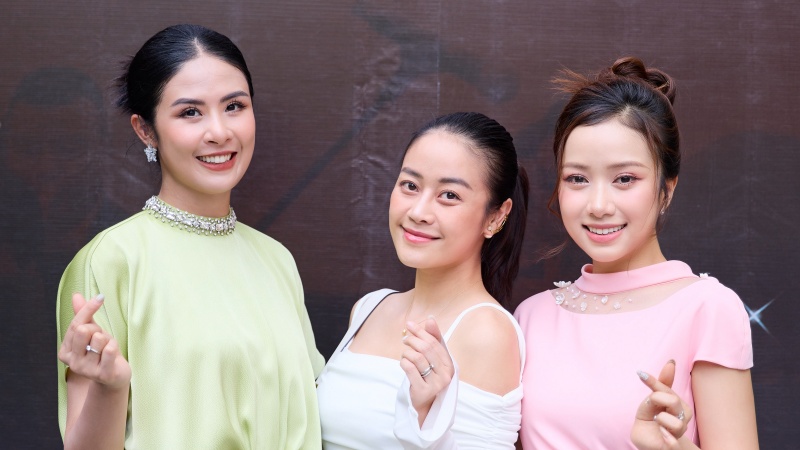 Ngọc Hân, vợ chồng MC Phí Linh xem hòa nhạc ngoài trời