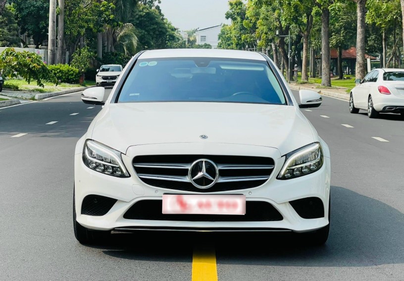 Ng&#x1EE1; ng&#xE0;ng Mercedes C180 AMG rao b&#xE1;n ch&#x1EC9; ngang Mazda6 sau 3 n&#x103;m s&#x1EED; d&#x1EE5;ng