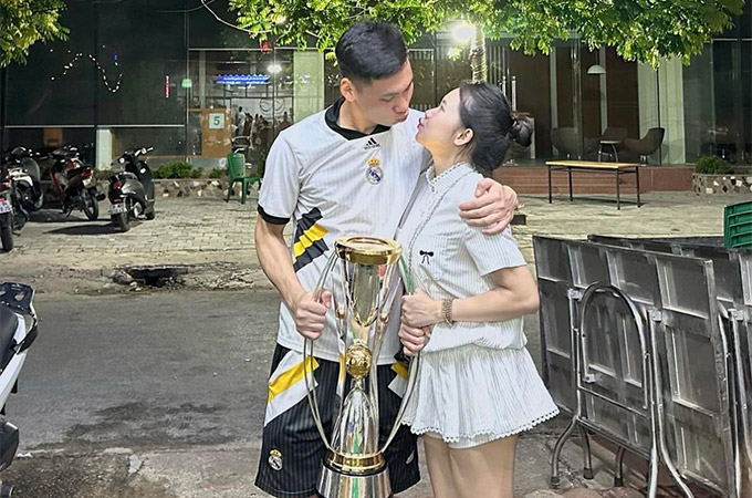 Thủ môn Thanh Hóa tình tứ bên bạn gái hơn tuổi làm tiếp viên hàng không