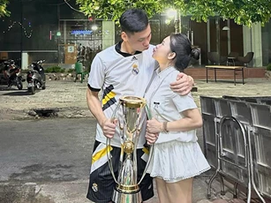 Thủ môn Thanh Hóa tình tứ bên bạn gái hơn tuổi làm tiếp viên hàng không