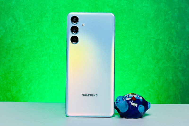 Samsung Galaxy M55 5G với RAM 12GB, sạc 45W, camera selfie 50 MP, giá 11,69 triệu tại Việt Nam