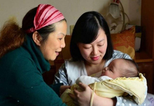 Thấy cháu mới sinh ngủ suốt một cách bất thường, tôi lén theo dõi thì hoảng hồn với hành động của chị dâu