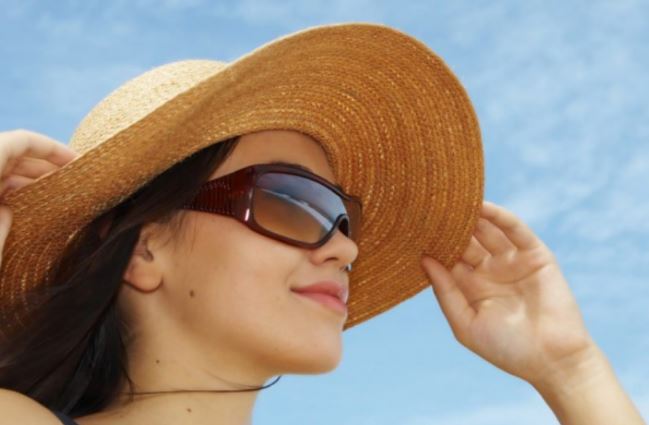 Chuyên gia chia sẻ 12 mẹo tự nhiên giúp bảo vệ mắt khỏi tia UV có hại trong ngày hè