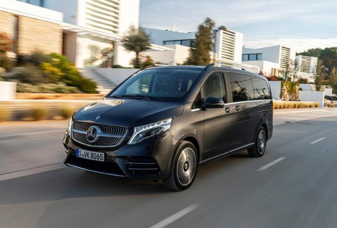 Mercedes-Benz giảm giá loạt xe sang, cao nhất gần 500 triệu đồng