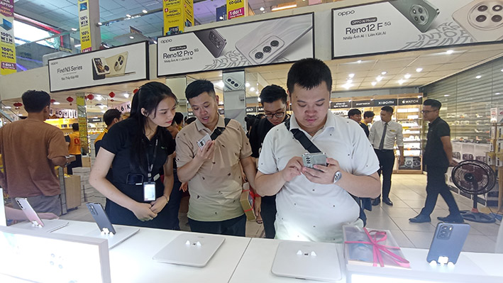 Khách hàng Hà Nội hào hứng trải nghiệm OPPO Reno12 series