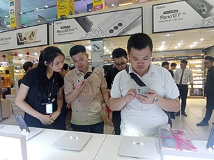 Khách hàng Hà Nội hào hứng trải nghiệm OPPO Reno12 series
