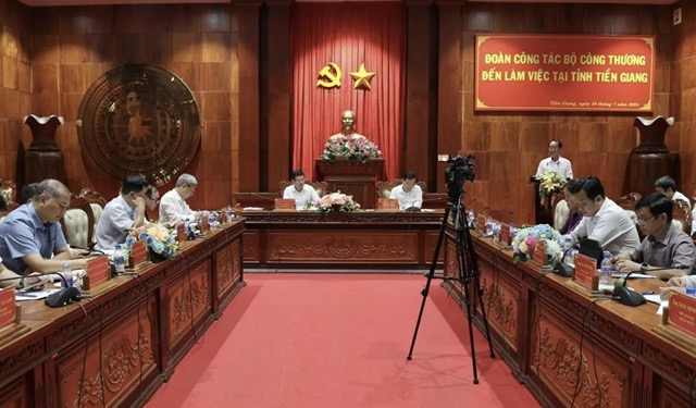 B&#x1ED9; tr&#x1B0;&#x1EDF;ng C&#xF4;ng Th&#x1B0;&#x1A1;ng l&#xE0;m vi&#x1EC7;c v&#x1EDB;i t&#x1EC9;nh Ti&#x1EC1;n Giang