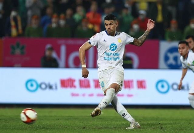 Sao Brazil xin nhập tịch Việt Nam chế giễu BTC V-League