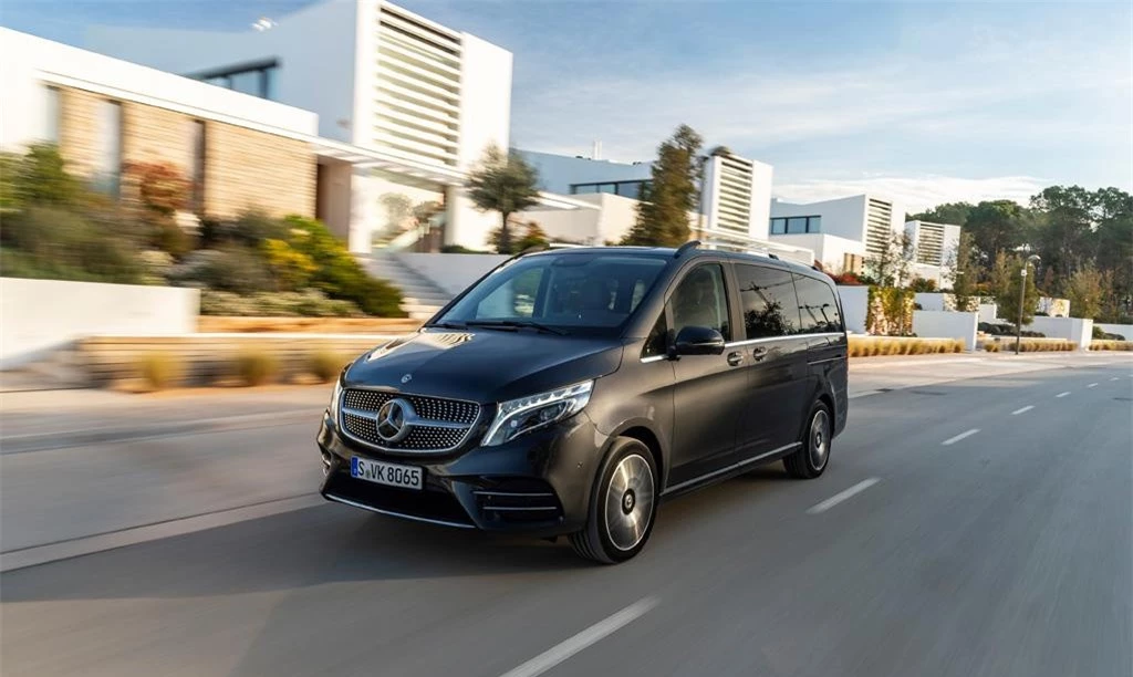 Mercedes giảm giá loạt xe sang, cao nhất gần 500 triệu đồng- Ảnh 1.