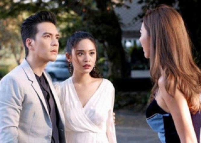 Bị nhân tình của chồng 'phục kích' ngày cửa phòng khám thai, tôi chưa kịp hoàn hồn thì tá hỏa, vài giây sau chồng làm hành động khiến ai cũng choáng váng