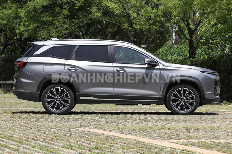 SUV c&#xF4;ng su&#x1EA5;t 254 m&#xE3; l&#x1EF1;c, gi&#xE1; h&#x1A1;n 500 tri&#x1EC7;u &#x111;&#x1ED3;ng, &#x2018;&#x111;e n&#x1EB9;t&#x2019; Hyundai Santa Fe