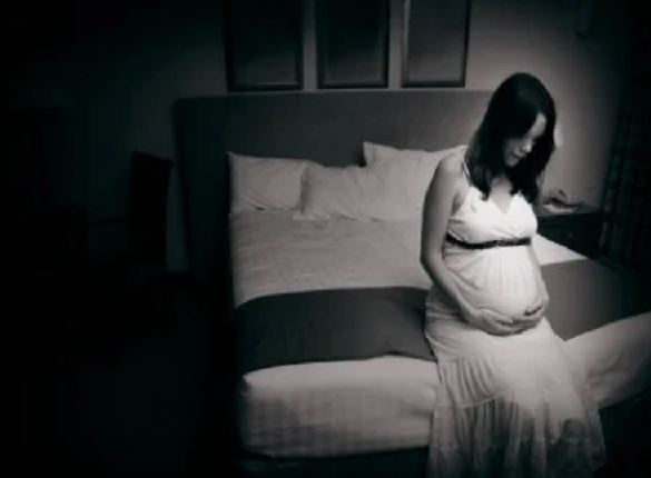 Nửa đêm nghe tiếng khóc từ phòng chị giúp việc, vừa đến cửa phòng tôi chết điếng khi nghe chị kêu gào một bí mật tày trời