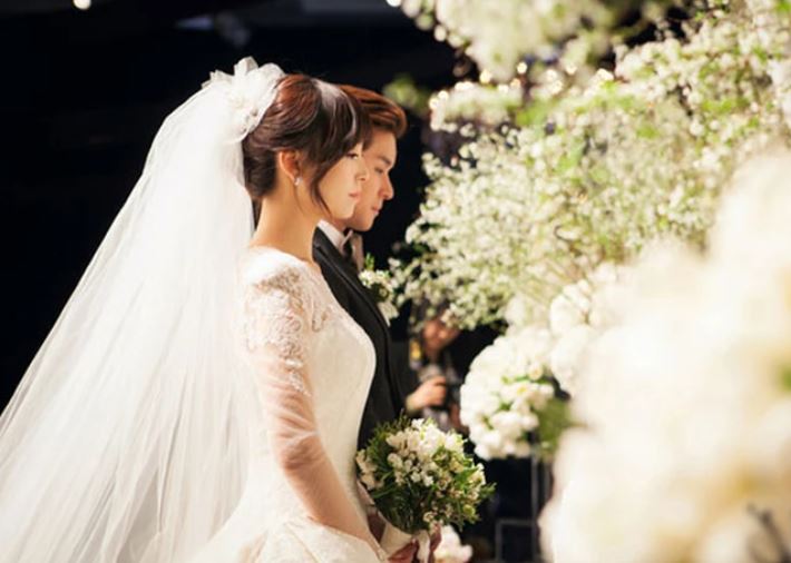 Đi đám cưới, mẹ đơn thân không kiềm chế được cảm xúc mà lao vào tát tới tấp vô mặt chú rể