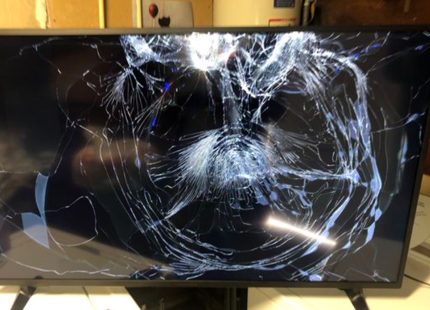 Mẹ chồng từ trong bếp phi ra với cái chảo rồi đập tan tành chiếc TV mới mua