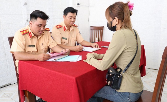 Bị phạt hơn 14 triệu đồng vì đi xe máy buông 2 tay 'múa quạt'