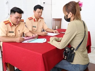 Bị phạt hơn 14 triệu đồng vì đi xe máy buông 2 tay 'múa quạt'