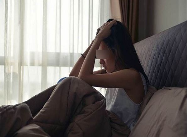 Thấy chị gái nửa đêm đến nhà trong cơn mưa tầm tã, tôi khuyên chị cởi chiếc áo ướt ra thôi cảm lạnh, nào ngờ chị vừa cởi ra mà tôi rợn người