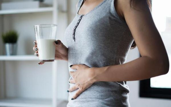 Uống sữa gây trào ngược dạ dày không, xử lý thế nào?