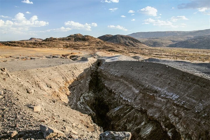 Tam giác Afar là khu vực trũng ở vùng Sừng châu Phi trải dài qua Eritrea, vùng Afar của Ethiopia và Djibouti, Somalia. Tại khu vực này, lớp vỏ Trái Đất dần bị tách dọc theo ba vết nứt. Quá trình rạn nứt xảy ra với tốc độ 0,7 đến 2 cm mỗi năm. Những trận động đất thường xuyên xảy ra ở khu vực này khiến hình thành nhiều vết nứt dài và sâu trong lòng đất. Từ tháng 9 đến tháng 10/2005, vùng tam giác Afar trải qua 163 trận động đất với cường độ lớn hơn 3,9 độ richter, cùng một vụ phun trào núi lửa. (Ảnh: Horizons-mag.ch)