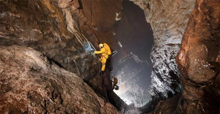 Hang Gouffre Berger (Pháp) đã cướp đi sinh mạng của nhiều nhà thám hiểm dám vào sâu lòng hang. Hang có sâu hơn 914m, độ dốc lớn. Mưa lớn bất ngờ sẽ làm ngập lụt ngay trong lòng hang, chỉ những nhà leo núi lành nghề nhất mới dám vượt qua thử thách này, vì một khi đã chạm tới đáy hang, họ phải mất từ ​​15 đến 30 giờ để quay trở lại mặt đất. (Ảnh: En.advisor.travel)