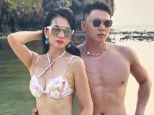 Siêu mẫu Anh Thư mặc đồ bơi nóng bỏng, công khai 'người yêu' trẻ tuổi