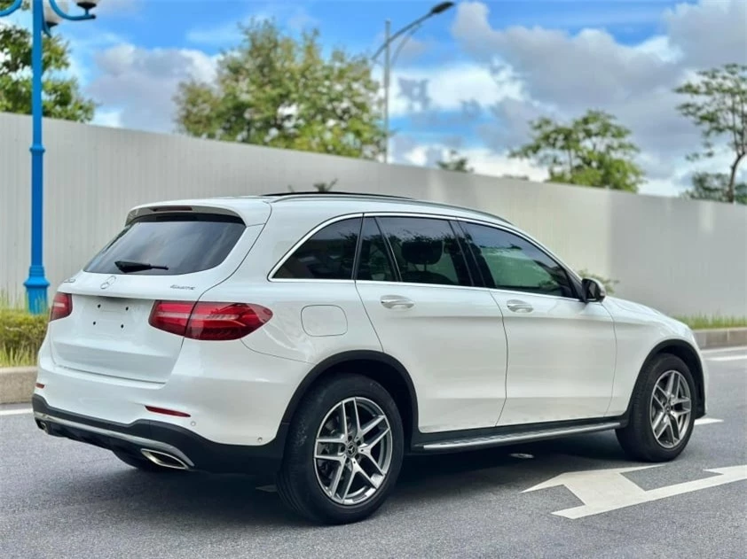 Bất ngờ giá bán của Mercedes-Benz GLC 300 2018 sau 6 năm lăn bánh tại Việt Nam 496159