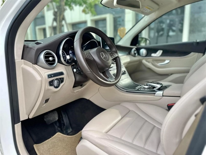 Bất ngờ giá bán của Mercedes-Benz GLC 300 2018 sau 6 năm lăn bánh tại Việt Nam 496161