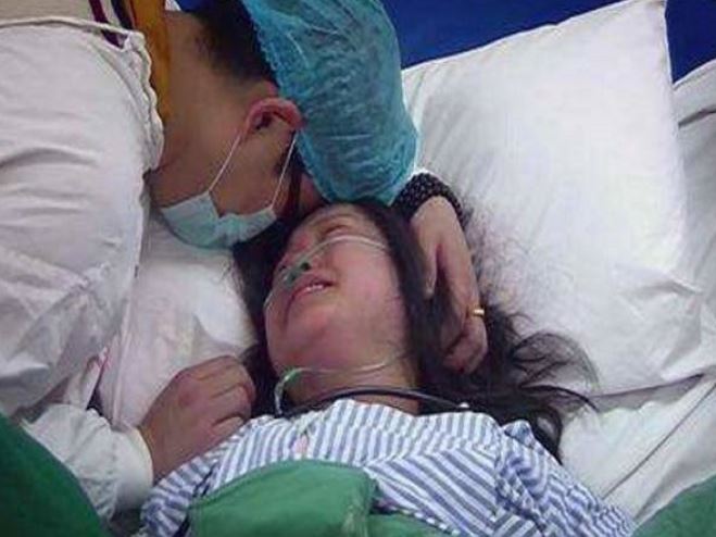 Bỏ vợ mới sinh ở bệnh viện, chồng chạy vội về nhà để cùng ả nhân tình có những phút giây mặn nồng, nào ngờ gặp phải tình huống trớ trêu