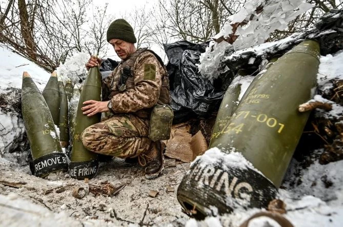 Lính Ukraine chuẩn bị đạn pháo (Ảnh: Reuters).