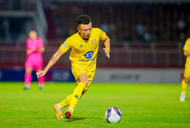 Vừa vô địch V-League, tuyển thủ Việt Nam có bến đỗ bất ngờ