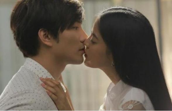 Ngay ngày cưới, chồng cũ bế đứa con bỏ vào tay tôi rồi nói một câu khiến tôi rớt nước mắt, ném cả hoa lẫn nhẫn bỏ chạy khỏi hôn trường