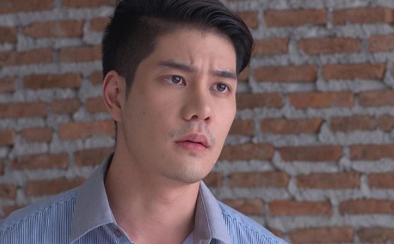 Sinh nhật chồng, tôi và con gái đem bánh kem, hoa hồng đến nghĩa trang chúc mừng anh trong nước mắt