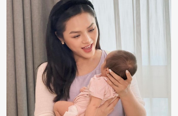 Thu Quỳnh tái xuất sau hơn 1 tháng sinh Rồng con, nhan sắc gây chú ý