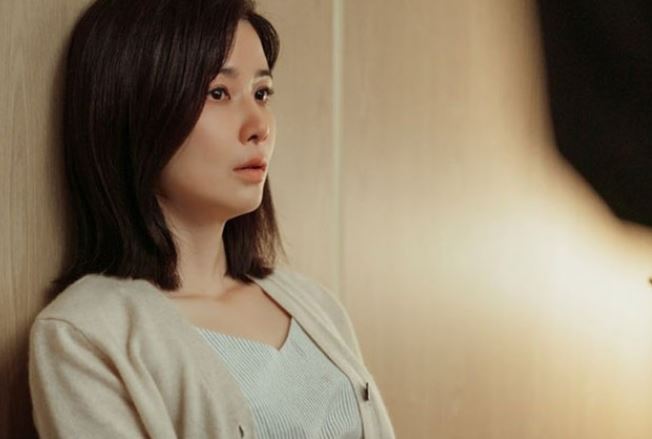 Tôi sốc nặng khi chồng đột ngột qua đời, nhưng khi thấy chiếc nhẫn cưới anh đeo tôi mới biết mình bị phản bội gần 10 năm qua